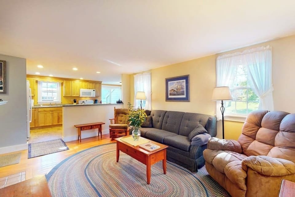 Cabin, Multiple Beds, Kitchen, Garden View (Montgomery Cottage) | Living area