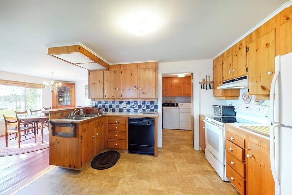 House, Multiple Beds (Heluvaspot) | Private kitchen