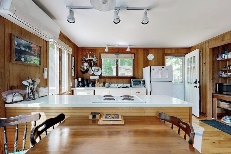 House, Multiple Beds (Ladyslipper Cottage) | Private kitchen
