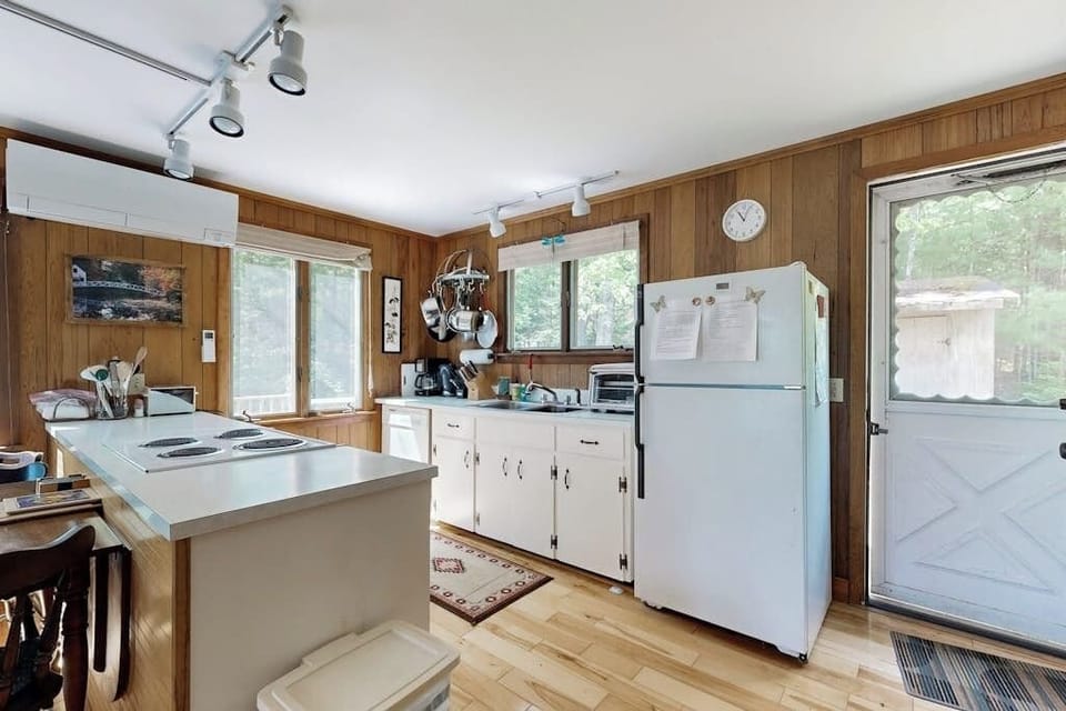 House, Multiple Beds (Ladyslipper Cottage) | Private kitchen