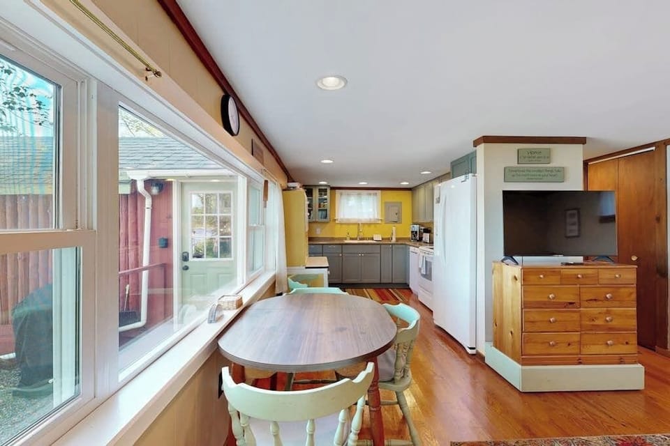 Cottage, 1 King Bed with Sofa bed (Reece Cottage) | Private kitchen