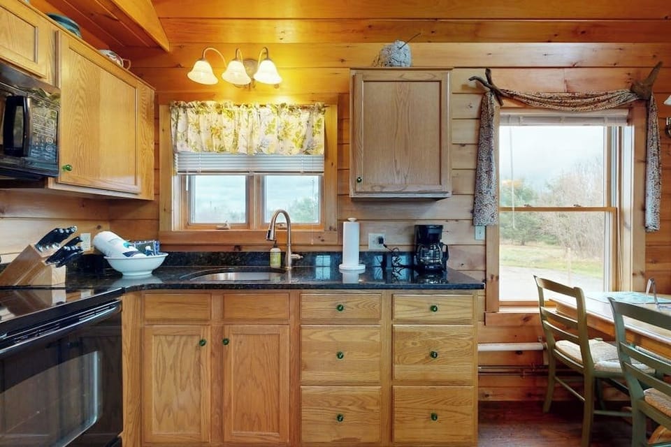 House, Multiple Beds (Loon Song) | Private kitchen