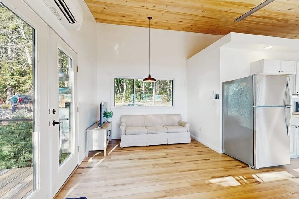 Cottage, 1 Queen Bed, Kitchen (Riverside on Penobscot) | Interior