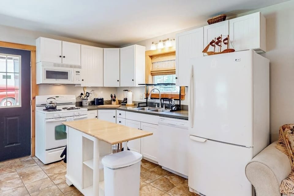 House, Multiple Beds, Garden View (The Wheelhouse) | Private kitchen
