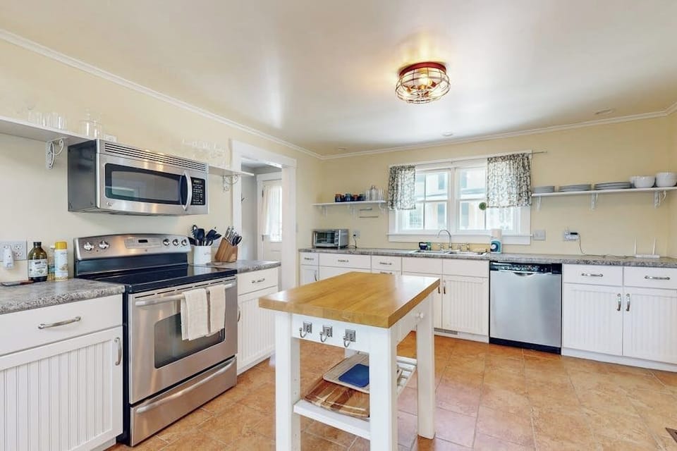 House, Multiple Beds, City View (Wiscasset Holiday) | Private kitchen