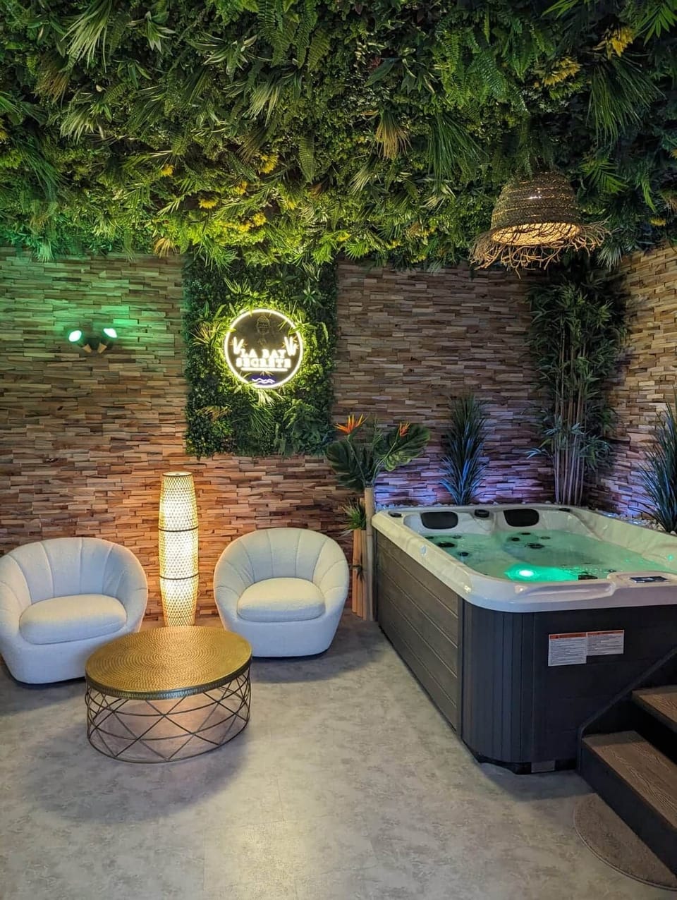 Indoor spa tub