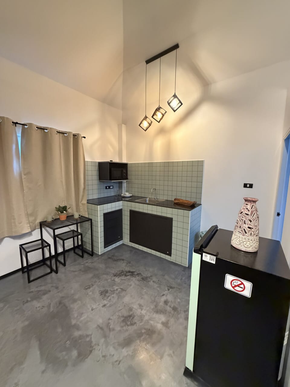 Deluxe Studio Suite, Patio | Private kitchen | Microwave