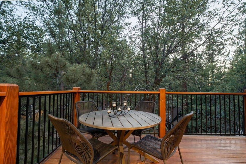 Spacious Patio Dining in peaceful.mountain setting-