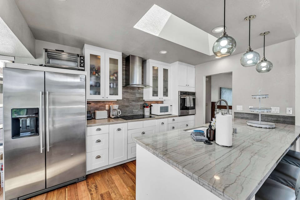 Kitchen: Drip coffee maker, toaster oven, air fryer, Crockpot, blender, French press, espresso machine, tableware
