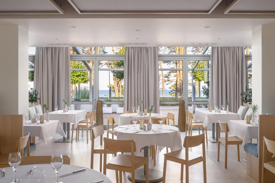 4 restaurants; breakfast, lunch, and dinner served