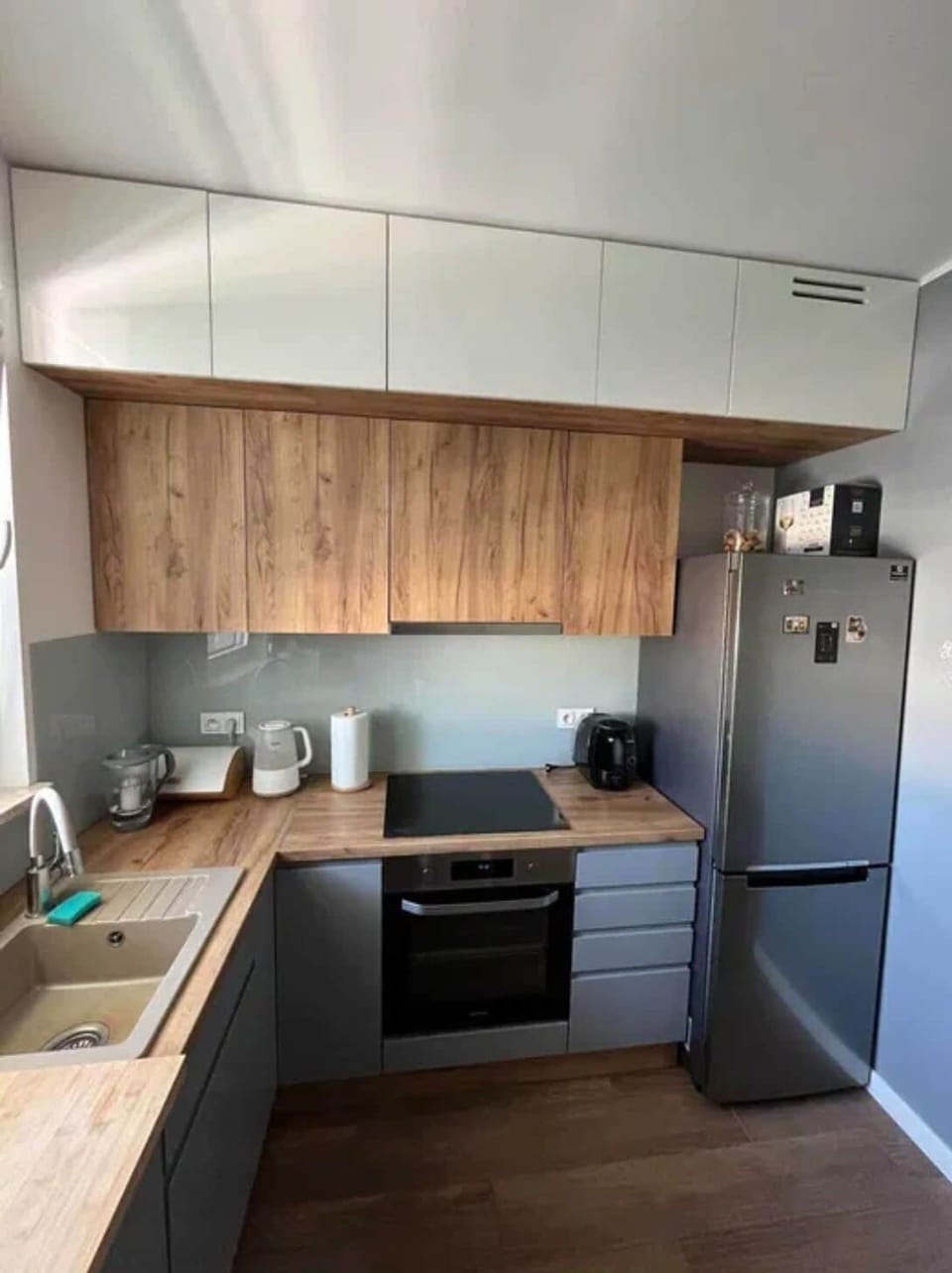 Classic Apartment, City View | Private kitchen | Mini-fridge, microwave, oven, stovetop