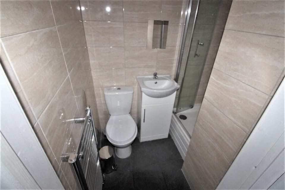 Apartment | Bathroom | Separate tub and shower, towels