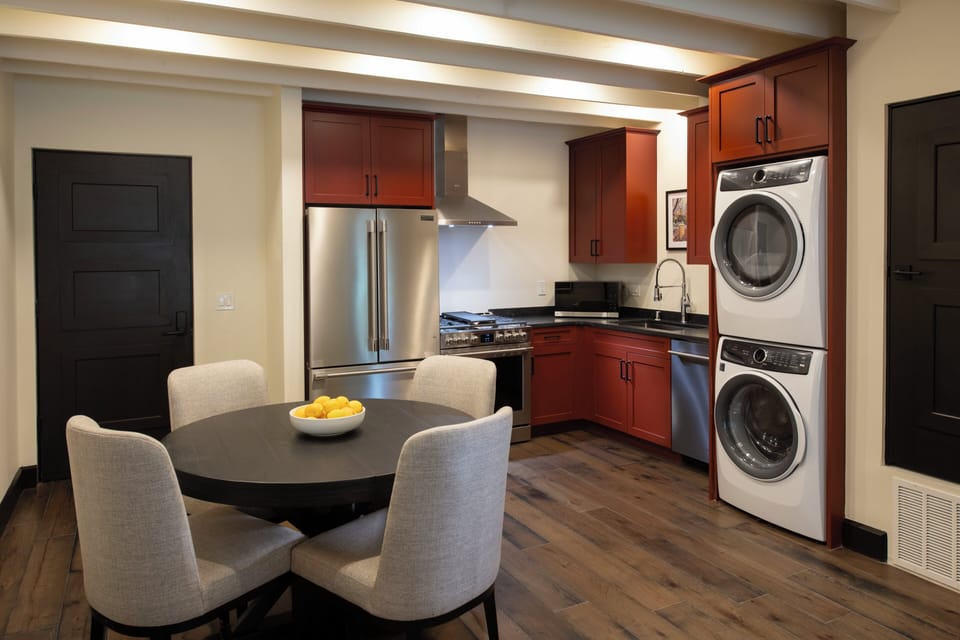 Deluxe Suite, 1 Bedroom | Private kitchen | Fridge, microwave, dishwasher, cookware/dishes/utensils