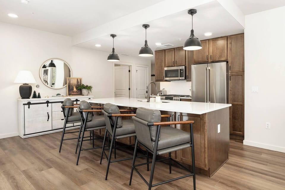 Full size kitchen with fridge, freezer, dishwasher. Fully stocked with blender, toaster, knife block, cookware, stemware, flatware, dishwashing tabs and gels, sugar, salt, oil, coffee, pepper and basic grilling spices 