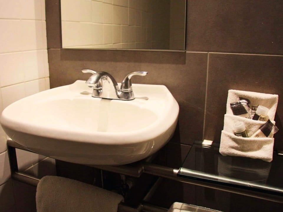 Shower, rainfall showerhead, free toiletries, towels