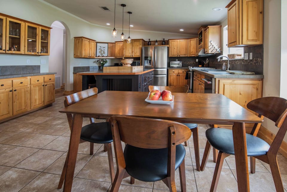 The spacious eat-in kitchen is well equipped for an unforgettable getaway​