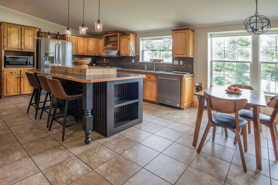 The spacious eat-in kitchen is well equipped for an unforgettable getaway​