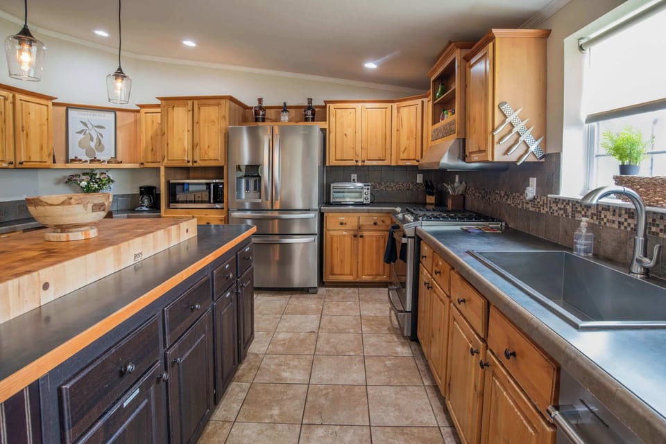 The spacious eat-in kitchen is well equipped for an unforgettable getaway​