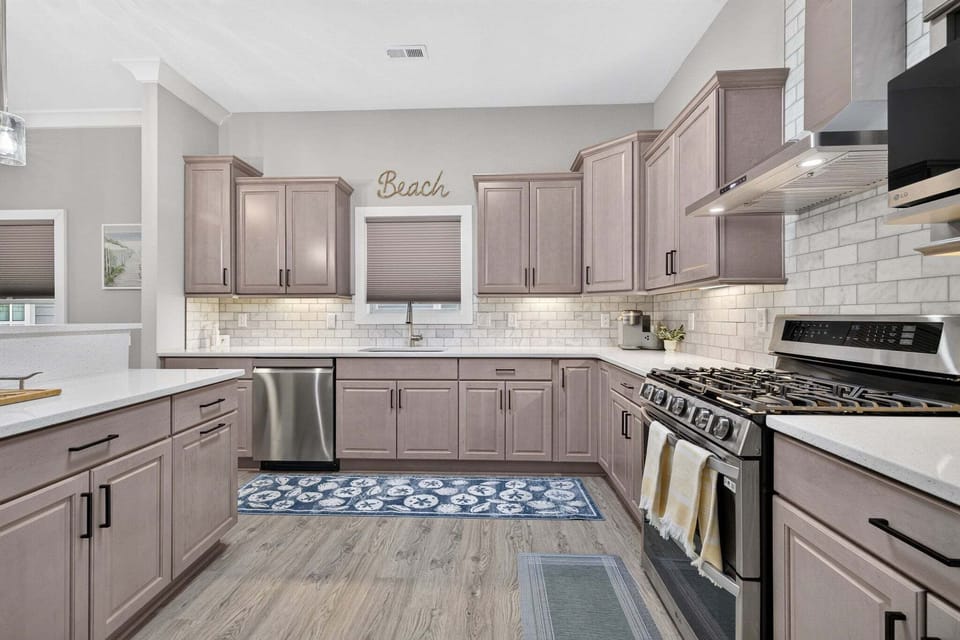 Workspace
Large kitchen with generous prep space, ideal for family dinners and holiday gatherings.