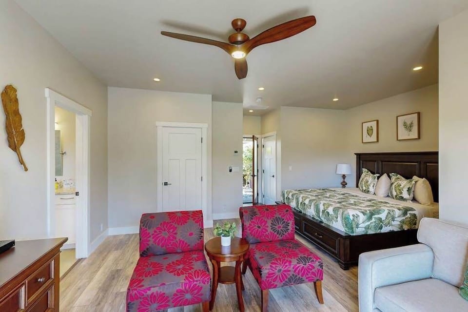 Spacious Studio Layout with King Bed, Lounge Seating & Ceiling Fan
