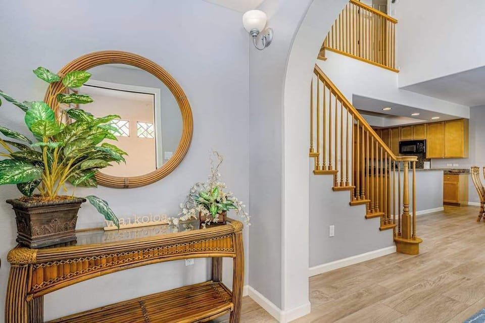 Grand Entry With Island Charm