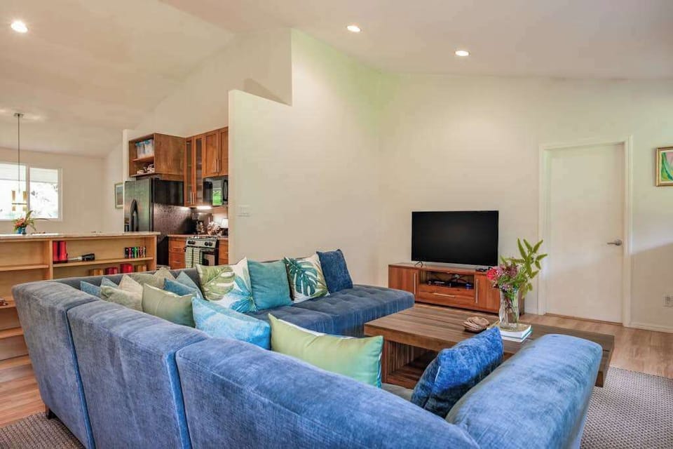 Plush Sectional Sofa & Flat-Screen Smart TV