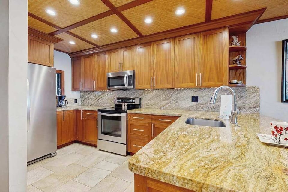 Full Kitchen Featuring Premium Granite Countertops