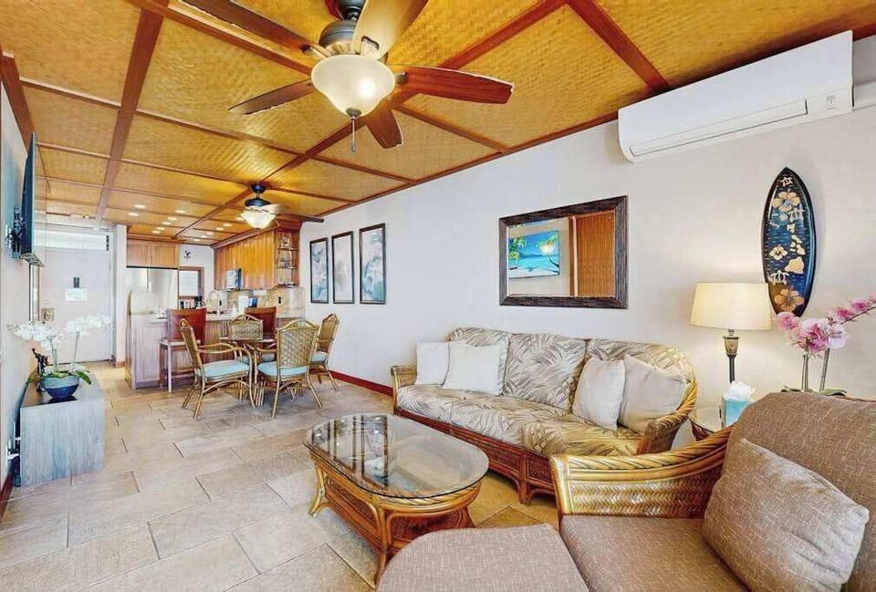 Beautifully Appointed Tropical Great Room Filled With Natural Light