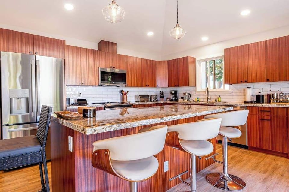 Fully Equipped Kitchen with Breakfast Bar Seating