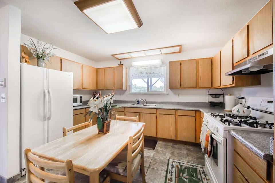 Spacious Kitchen With Breakfast Table