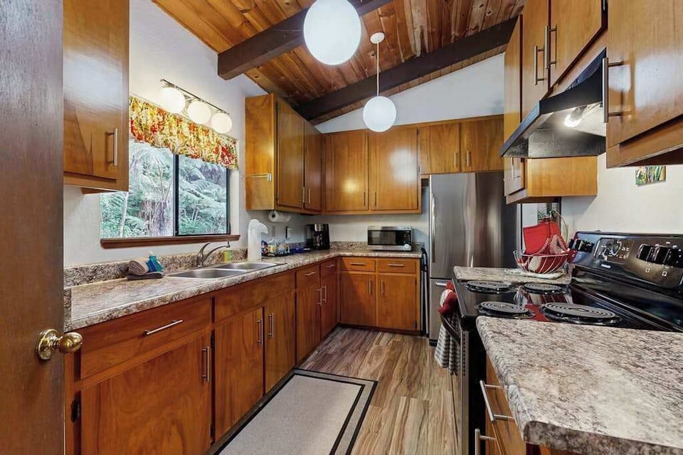 Fully Equipped Wood Cabinets & Modern Appliances