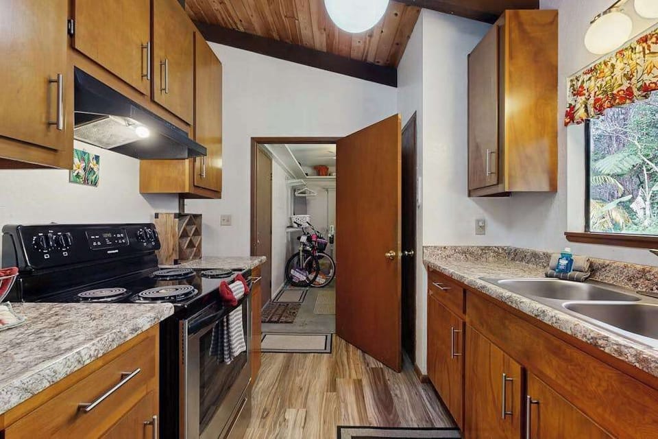 Cooking Station & Double Sink Area