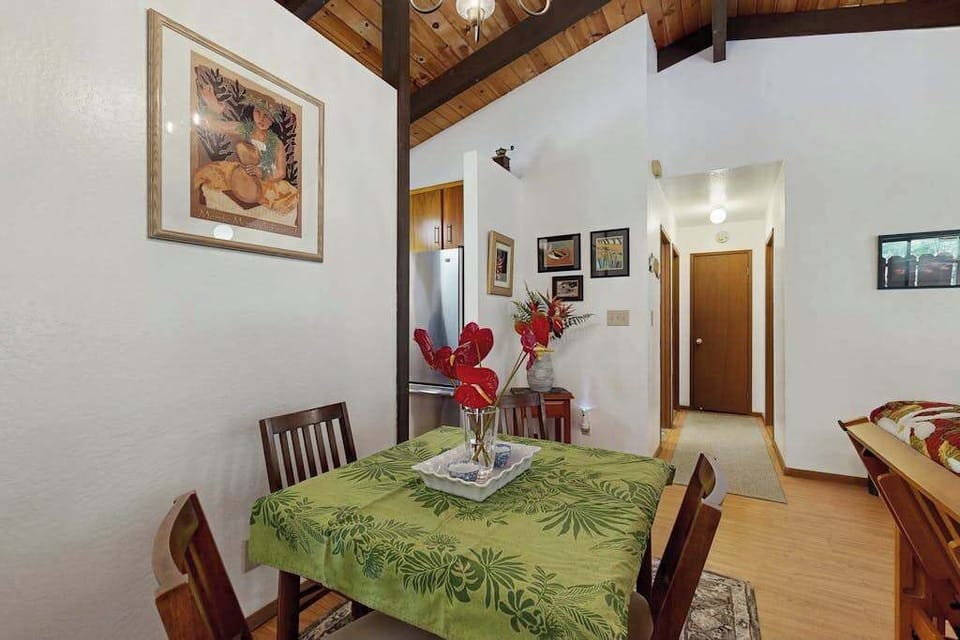 Cozy 4-Person Dining Nook