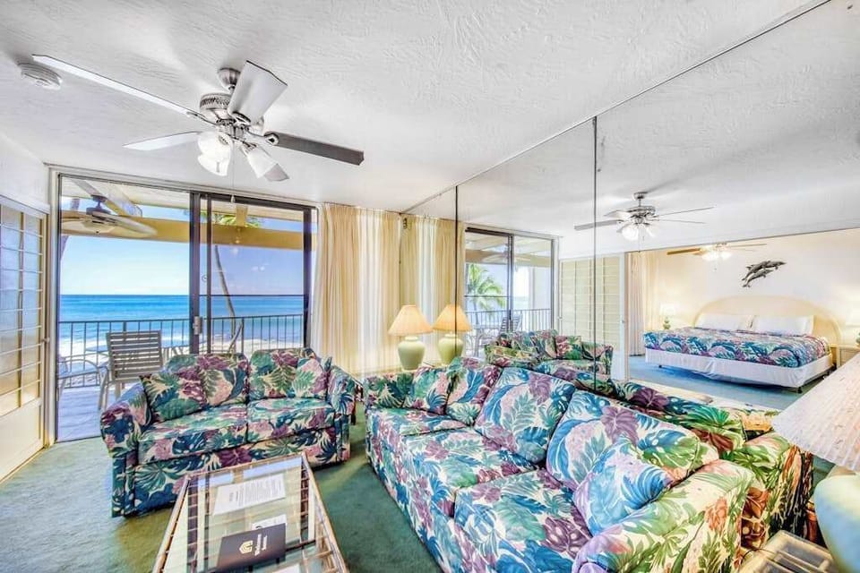 Sun-Kissed Living Space With Endless Ocean Horizons