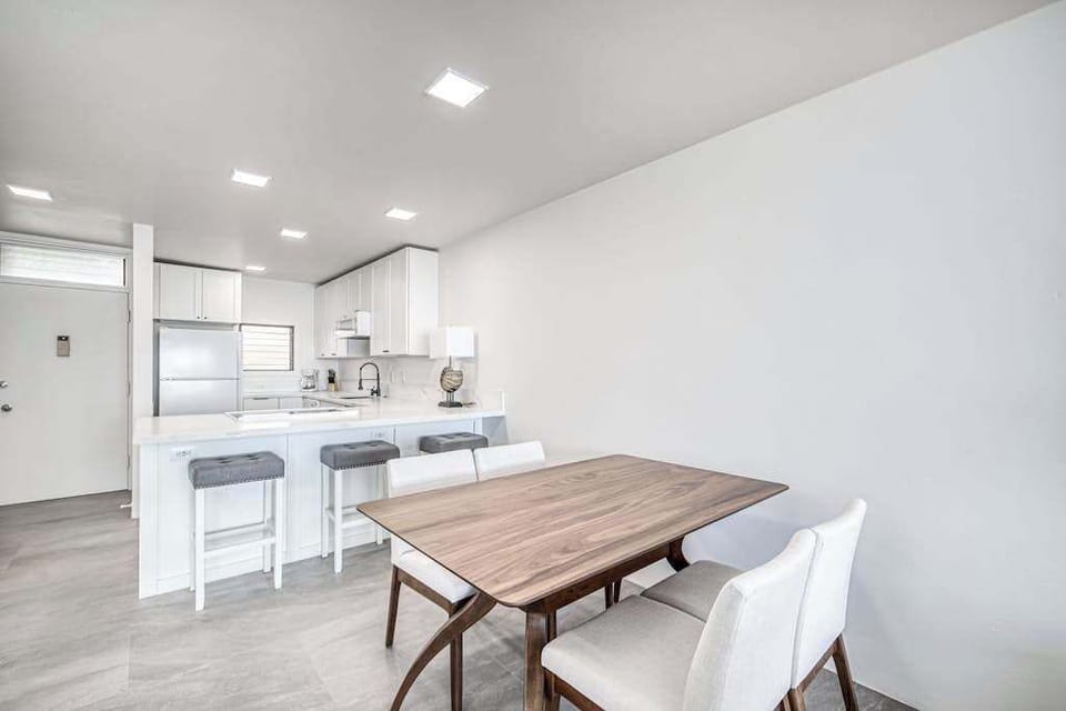 Seamless Flow From Casual Dining To Gourmet Kitchen Spaces