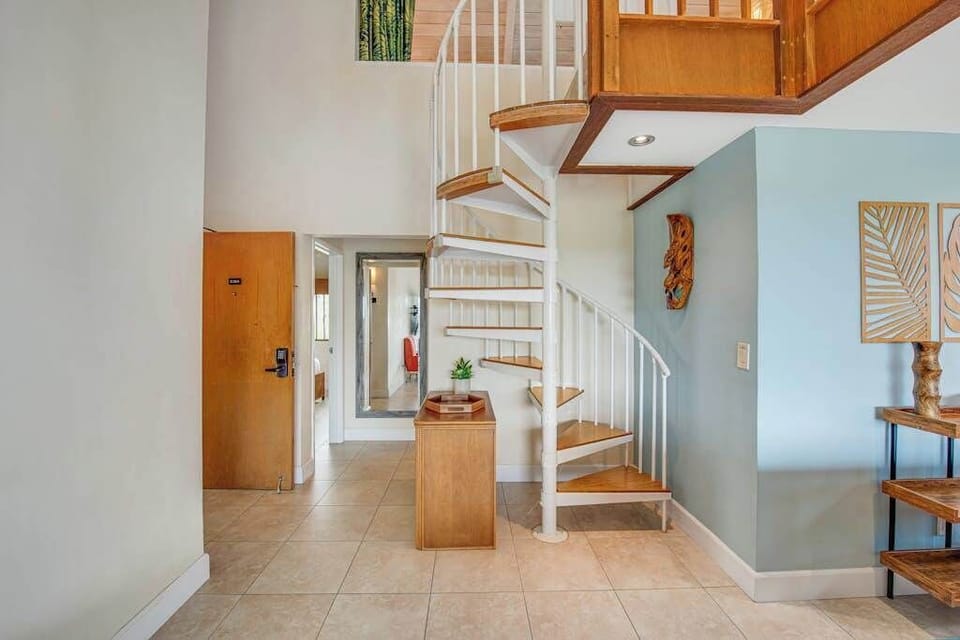 Open Entryway With Loft Access