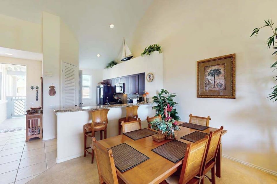 Open Dining Area & Kitchen Breakfast Bar