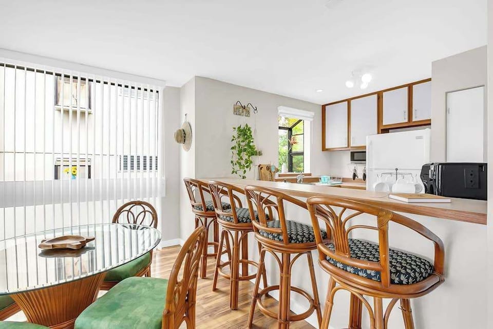 Fully Equipped Kitchen with Breakfast Bar & Seating