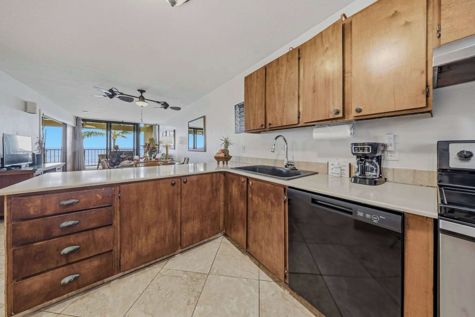 Fully Equipped Kitchen For Effortless Island Dining