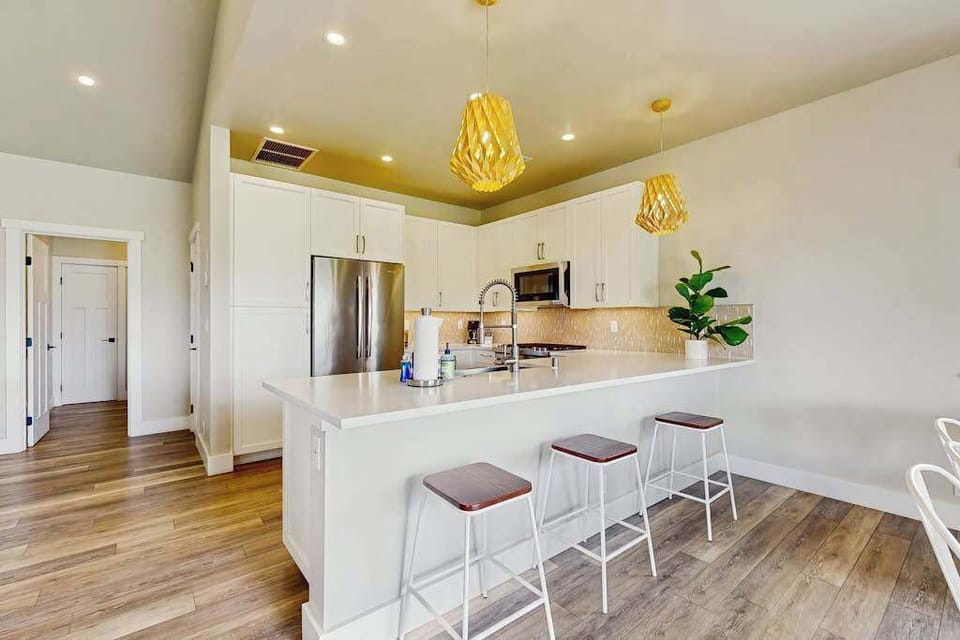 Fully Equipped Kitchen Island with Breakfast Bar Seating