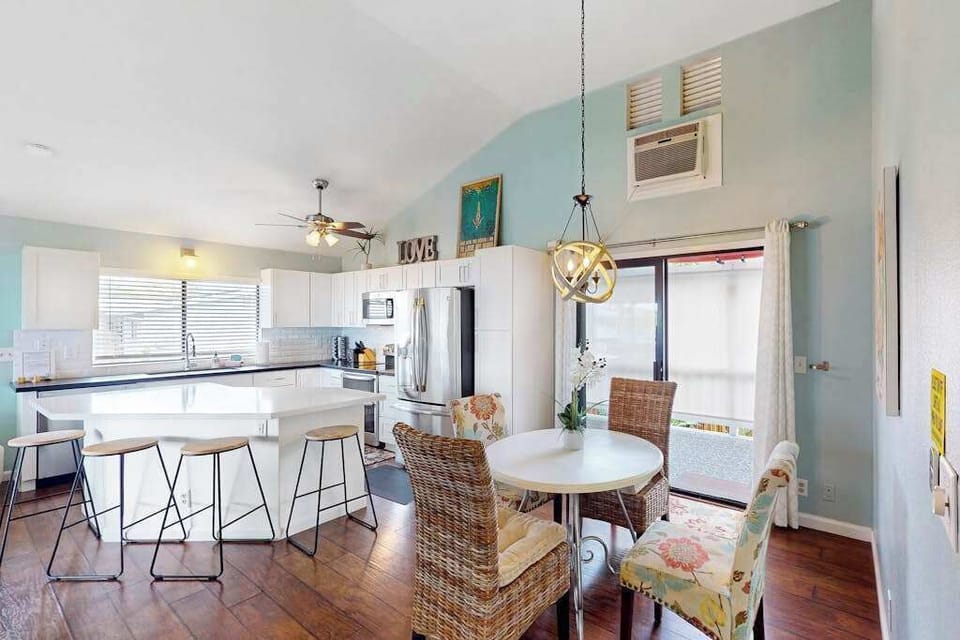 Stunning open-concept layout connecting the kitchen breakfast bar, indoor dining area, and bright, high-ceilinged spaces! 🍽️🏡
