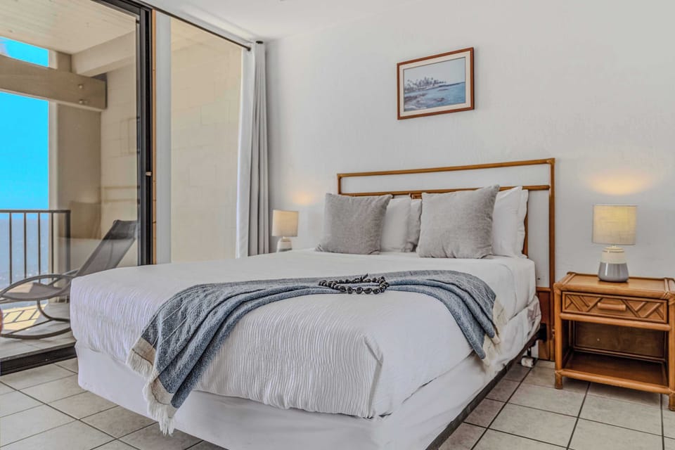 Wake Up To Paradise In A Bright, Airy Master Suite