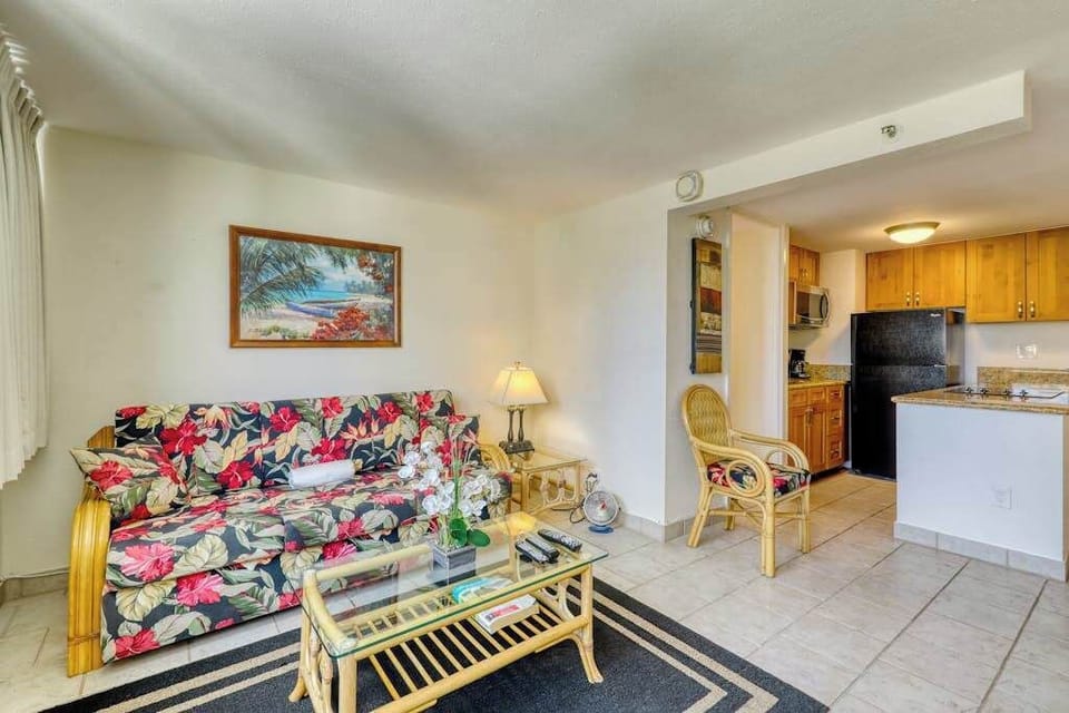 Spacious open-plan living area with a fully equipped kitchen, ideal for extended stays in Waikiki.