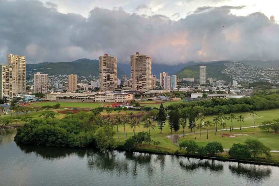 Take in sweeping elevated views of the vibrant Honolulu skyline, the lush green fairways of the nearby golf course, and the majestic mountains in the distance.