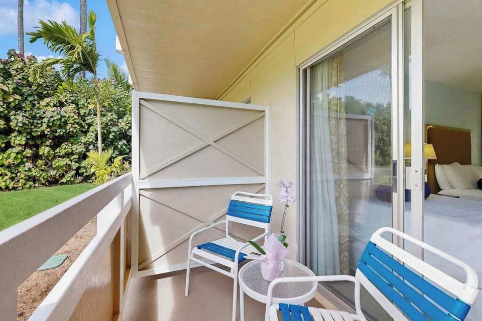 Private lanai with outdoor seating

