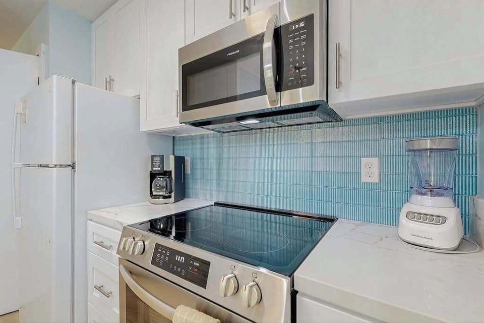 Fully equipped kitchen for home cooking