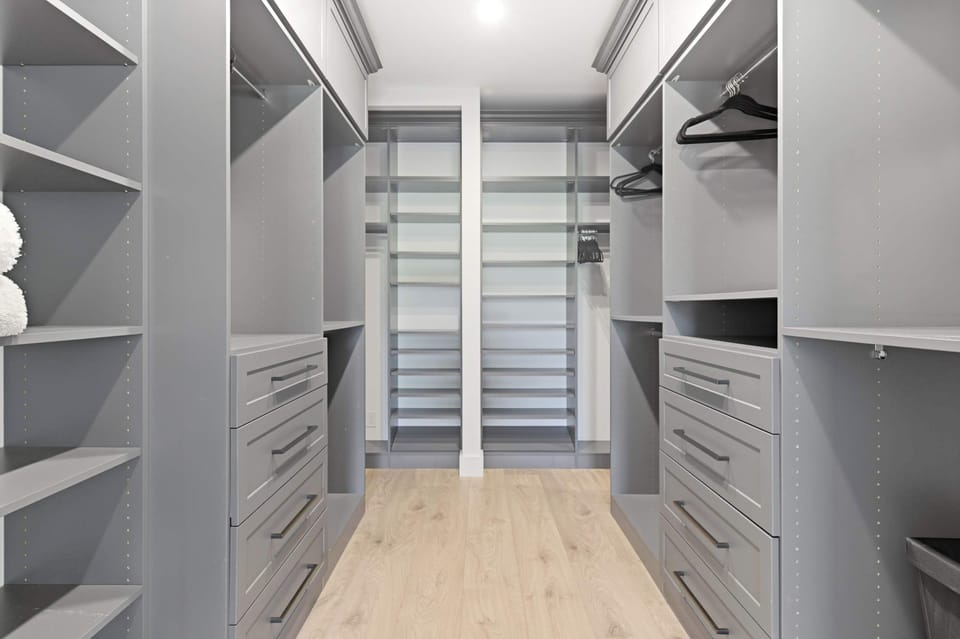 Walk-in closet 