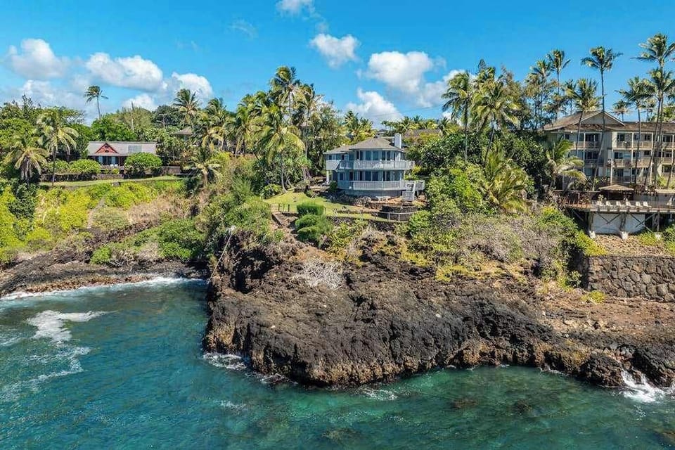 Amazing Hawaiian cliffs and coastline. 