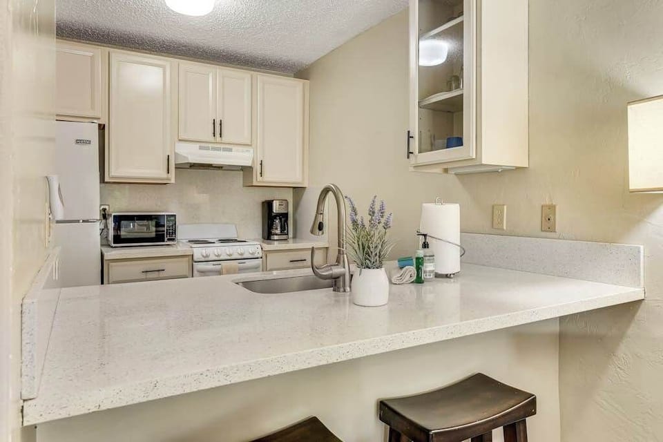 Amazing kitchen to enjoy home cooked meals.  Two extra bar stools for extra seating. 