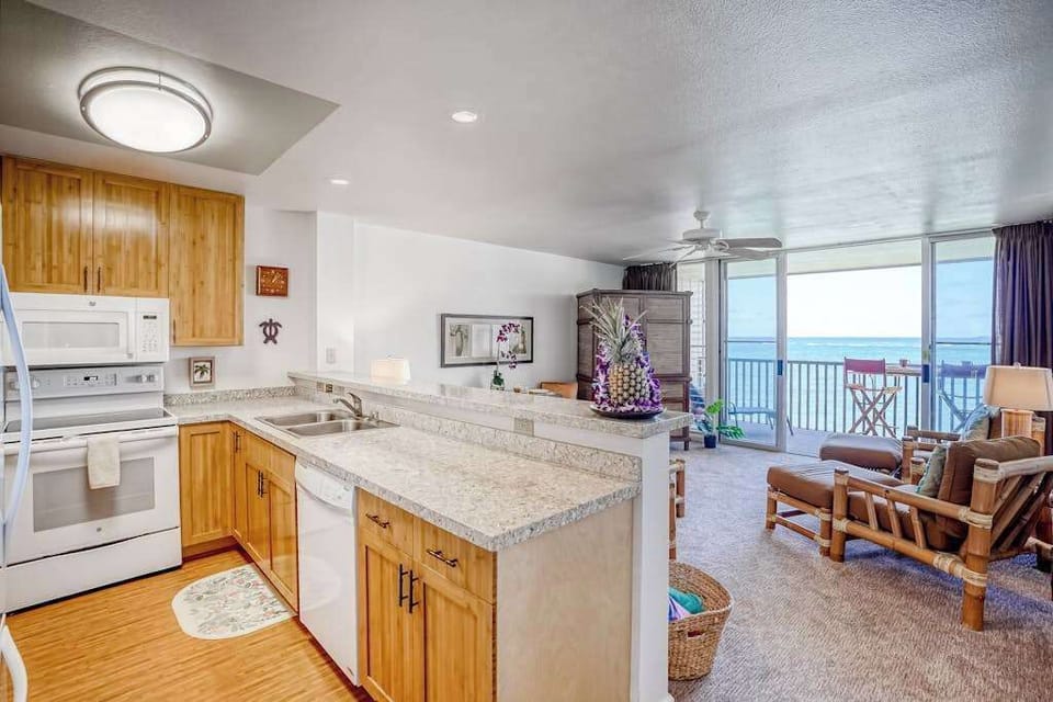 Fully equipped kitchen with breakfast bar